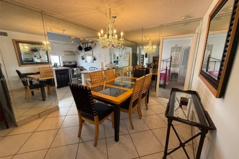 Condo in Sunny Isles Beach, Florida, 2 bedrooms № 1994033 - photo 11