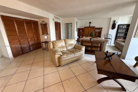Condo in Sunny Isles Beach, Florida, 2 bedrooms № 1994033 - photo 26