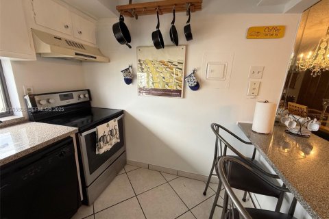 Condo in Sunny Isles Beach, Florida, 2 bedrooms № 1994033 - photo 16