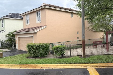 Casa en venta en Davie, Florida, 4 dormitorios, 167.6 m2 № 2047659 - foto 2
