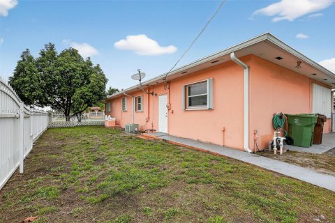 Casa en venta en Hialeah, Florida, 3 dormitorios, 176.24 m2 № 1450953 - foto 11