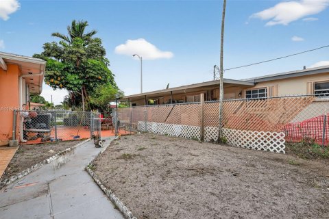Casa en venta en Hialeah, Florida, 3 dormitorios, 176.24 m2 № 1450953 - foto 15