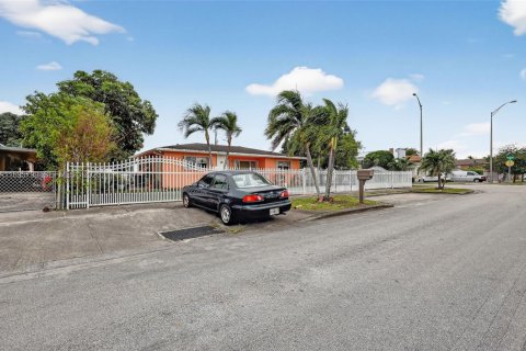 Casa en venta en Hialeah, Florida, 3 dormitorios, 176.24 m2 № 1450953 - foto 4