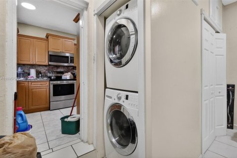 Casa en venta en Hialeah, Florida, 3 dormitorios, 176.24 m2 № 1450953 - foto 26