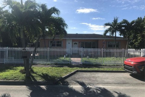 Villa ou maison à vendre à Hialeah, Floride: 3 chambres, 176.24 m2 № 1450953 - photo 2