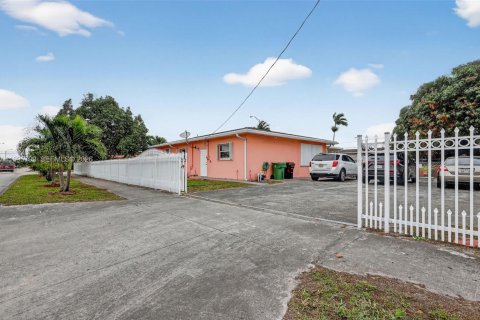 Casa en venta en Hialeah, Florida, 3 dormitorios, 176.24 m2 № 1450953 - foto 10