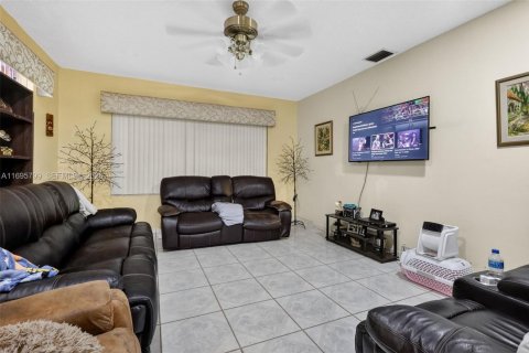 Casa en venta en Hialeah, Florida, 3 dormitorios, 176.24 m2 № 1450953 - foto 28