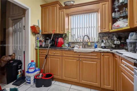Casa en venta en Hialeah, Florida, 3 dormitorios, 176.24 m2 № 1450953 - foto 19