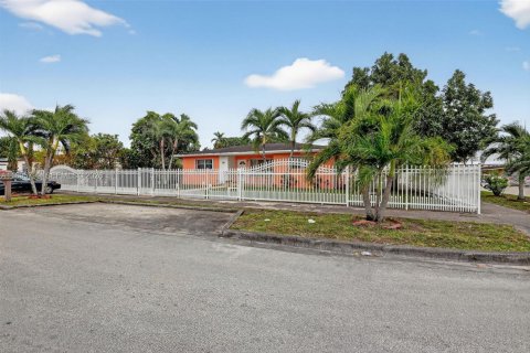 Casa en venta en Hialeah, Florida, 3 dormitorios, 176.24 m2 № 1450953 - foto 5