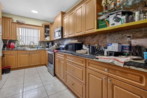 Casa en venta en Hialeah, Florida, 3 dormitorios, 176.24 m2 № 1450953 - foto 18