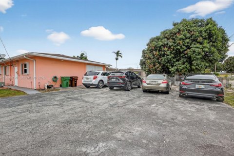 Casa en venta en Hialeah, Florida, 3 dormitorios, 176.24 m2 № 1450953 - foto 7