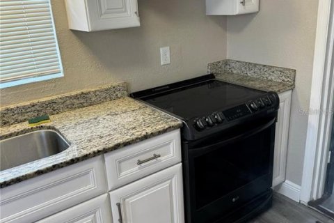 House in Saint Petersburg, Florida 3 bedrooms, 108.88 sq.m. № 1792929 - photo 8