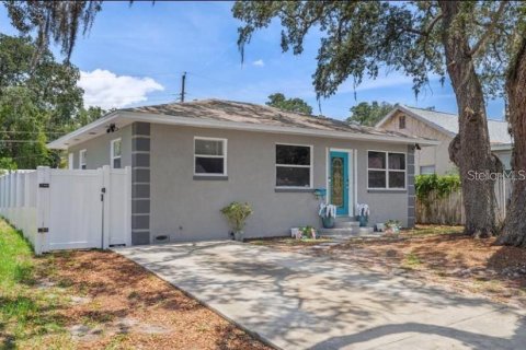 House in Saint Petersburg, Florida 3 bedrooms, 108.88 sq.m. № 1792929 - photo 1