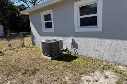House in Winter Haven, Florida 3 bedrooms, 102.19 sq.m. № 2225644 - photo 2