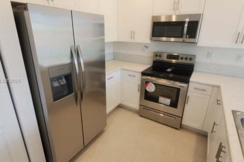 Снять в аренду виллу или дом в Хомстед, Флорида 3 спальни, 143.53м2, № 1952238 - фото 5