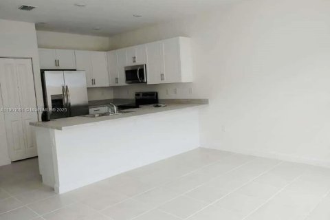 Снять в аренду виллу или дом в Хомстед, Флорида 3 спальни, 143.53м2, № 1952238 - фото 4