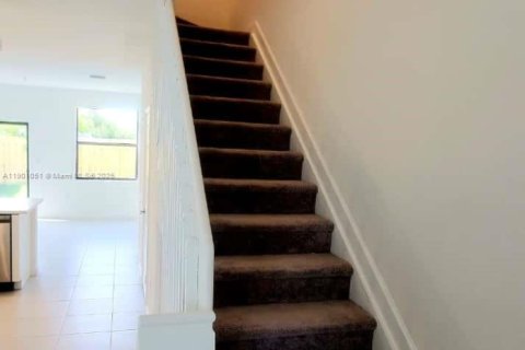 Снять в аренду виллу или дом в Хомстед, Флорида 3 спальни, 143.53м2, № 1952238 - фото 6