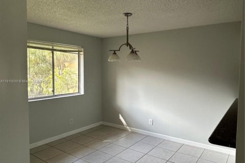 Condo in Coral Springs, Florida, 1 bedroom № 1970244 - photo 8