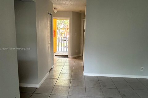 Condo in Coral Springs, Florida, 1 bedroom № 1970244 - photo 10