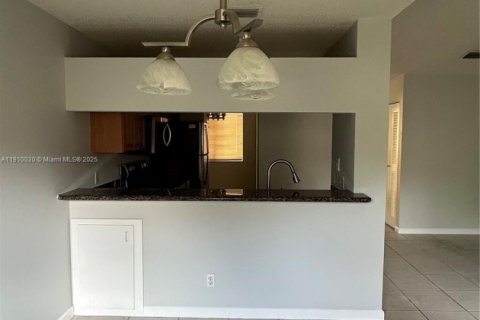 Condo in Coral Springs, Florida, 1 bedroom № 1970244 - photo 9