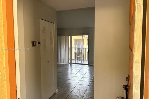 Condo in Coral Springs, Florida, 1 bedroom № 1970244 - photo 3