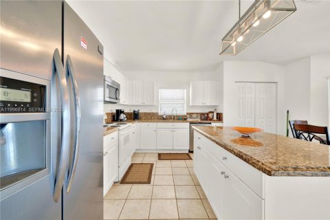 Casa en alquiler en Miami, Florida, 3 dormitorios, 176.61 m2 № 2058718 - foto 13