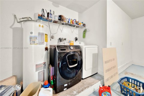 Casa en alquiler en Miami, Florida, 3 dormitorios, 176.61 m2 № 2058718 - foto 27