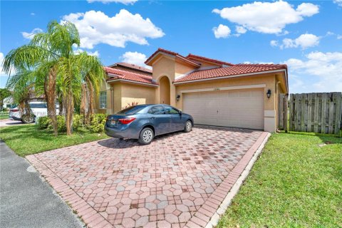 Casa en alquiler en Miami, Florida, 3 dormitorios, 176.61 m2 № 2058718 - foto 2