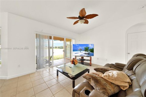 Casa en alquiler en Miami, Florida, 3 dormitorios, 176.61 m2 № 2058718 - foto 10