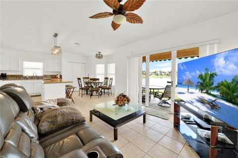 Casa en alquiler en Miami, Florida, 3 dormitorios, 176.61 m2 № 2058718 - foto 11