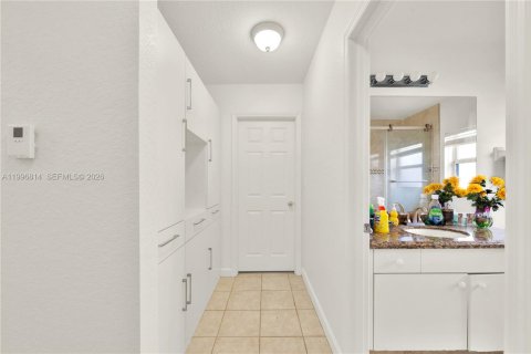 Casa en alquiler en Miami, Florida, 3 dormitorios, 176.61 m2 № 2058718 - foto 23