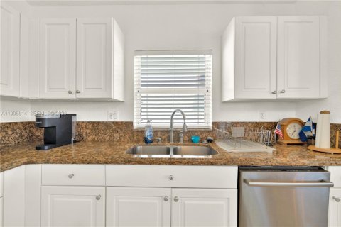 Casa en alquiler en Miami, Florida, 3 dormitorios, 176.61 m2 № 2058718 - foto 15