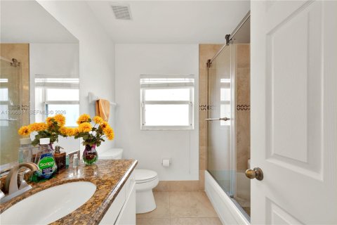 Casa en alquiler en Miami, Florida, 3 dormitorios, 176.61 m2 № 2058718 - foto 25