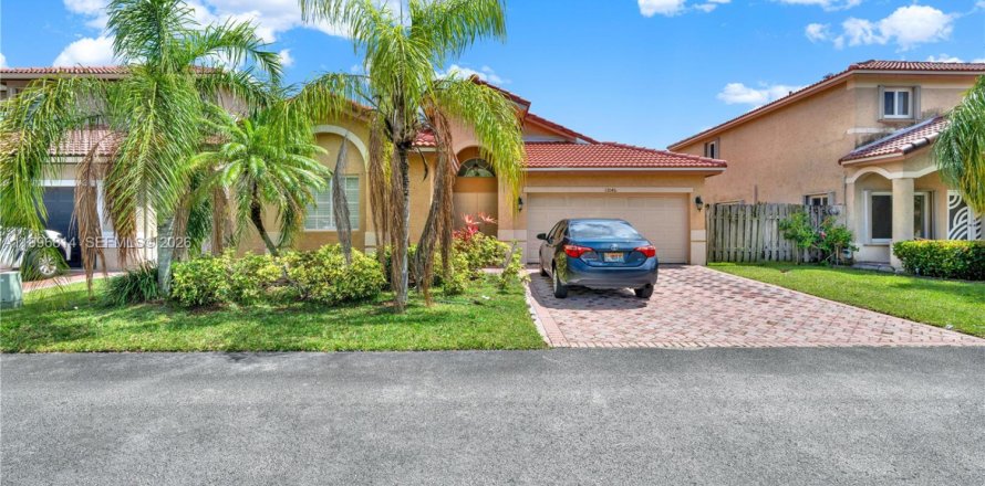 Casa en Miami, Florida 3 dormitorios, 176.61 m2 № 2058718