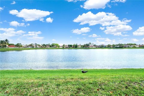 Casa en alquiler en Miami, Florida, 3 dormitorios, 176.61 m2 № 2058718 - foto 6