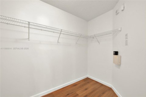 Casa en alquiler en Miami, Florida, 3 dormitorios, 176.61 m2 № 2058718 - foto 21