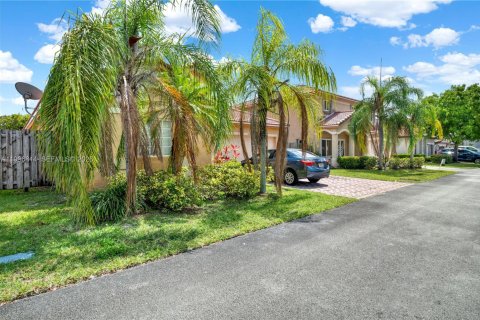 Casa en alquiler en Miami, Florida, 3 dormitorios, 176.61 m2 № 2058718 - foto 3