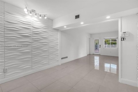 Villa ou maison à vendre à Miami, Floride: 3 chambres, 102.19 m2 № 2055567 - photo 4