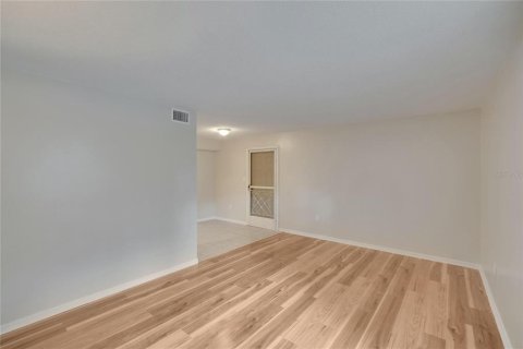 Condominio en venta en Brandon, Florida, 1 dormitorio, 70.61 m2 № 1766178 - foto 6