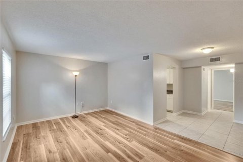 Condominio en venta en Brandon, Florida, 1 dormitorio, 70.61 m2 № 1766178 - foto 5