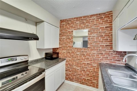 Condominio en venta en Brandon, Florida, 1 dormitorio, 70.61 m2 № 1766178 - foto 11