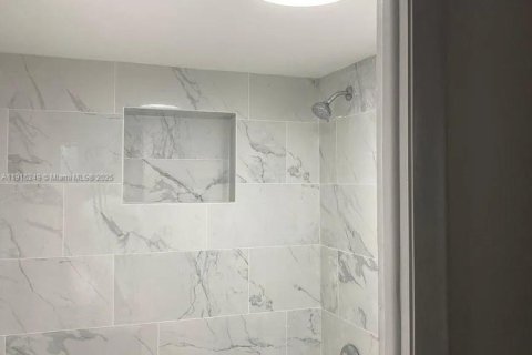 Condominio en alquiler en Miami, Florida, 2 dormitorios, 113.53 m2 № 2019334 - foto 2