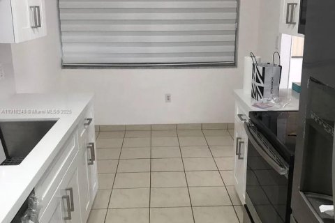 Condominio en alquiler en Miami, Florida, 2 dormitorios, 113.53 m2 № 2019334 - foto 3