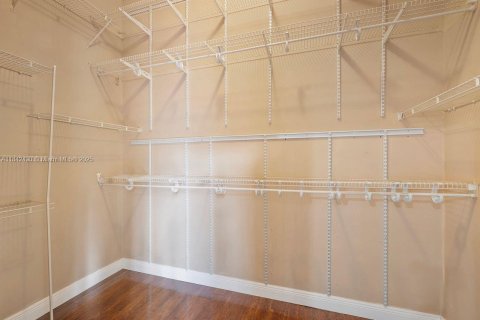 House in Miami, Florida 4 bedrooms, 229.75 sq.m. № 1875153 - photo 22
