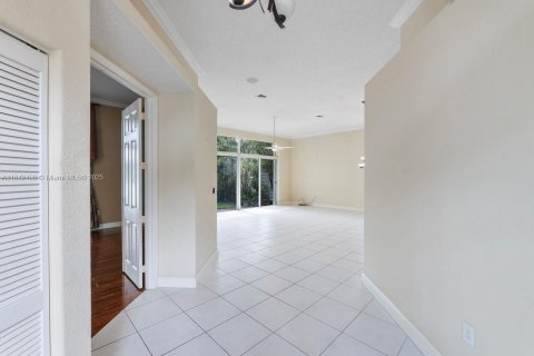 House in Miami, Florida 4 bedrooms, 229.75 sq.m. № 1875153 - photo 17