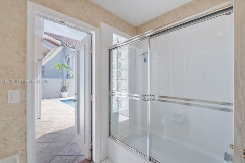 House in Miami, Florida 4 bedrooms, 229.75 sq.m. № 1875153 - photo 30