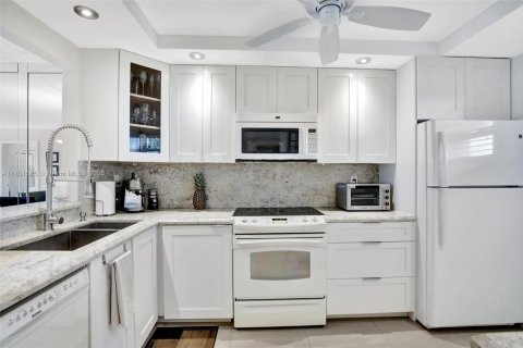 Condo in Lauderhill, Florida, 2 bedrooms  № 1730241 - photo 4