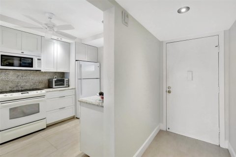 Condo in Lauderhill, Florida, 2 bedrooms  № 1730241 - photo 3