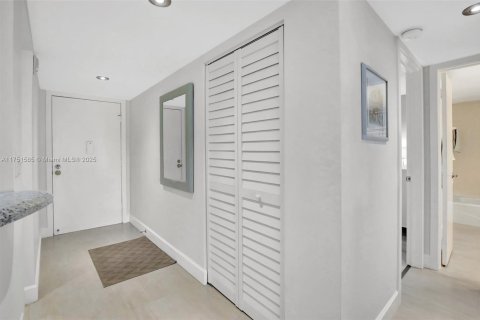 Condo in Lauderhill, Florida, 2 bedrooms  № 1730241 - photo 29