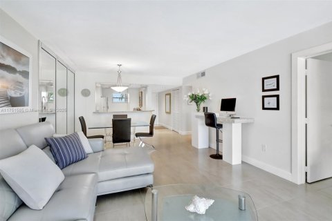 Condo in Lauderhill, Florida, 2 bedrooms  № 1730241 - photo 15
